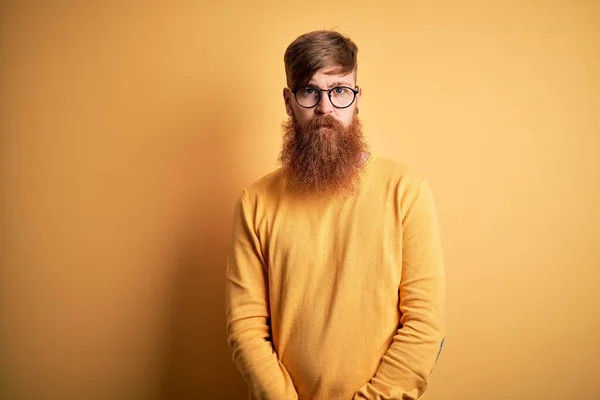 Przystojny Irlandzki Rudzielec Brodą Okularach Żółtym Odizolowanym Tle Zrelaksowany Poważnym — Zdjęcie stockowe