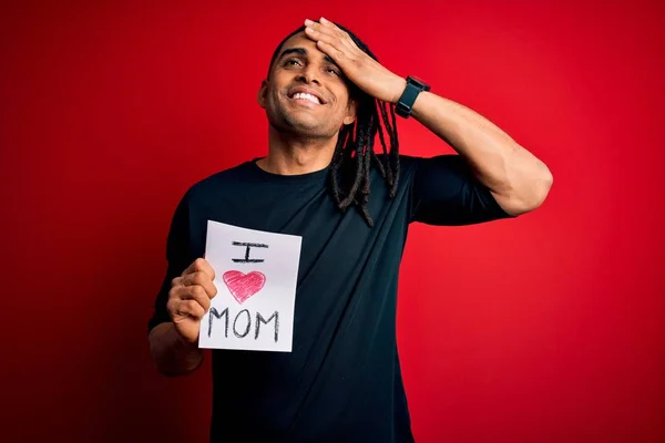 Joven Afroamericano Hombre Sosteniendo Amor Mamá Mensaje Papel Celebrando Madres — Foto de Stock