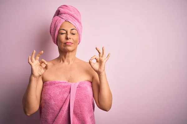 Middle Age Woman Wearing Bath Towel Beauty Body Care Pink — Stock Photo, Image