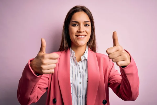 Jonge Mooie Brunette Vrouw Dragen Jas Staan Geïsoleerde Roze Achtergrond — Stockfoto