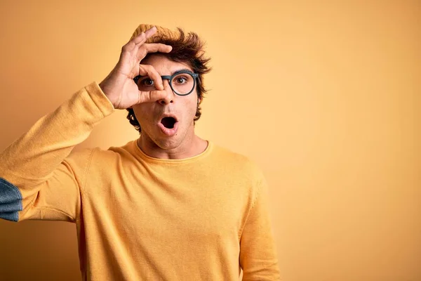 Ung Stilig Man Bär Casual Shirt Och Glasögon Över Isolerad — Stockfoto