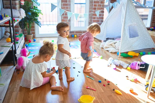스러운 아기들 유치원에서 장난감을 가지고 — 스톡 사진