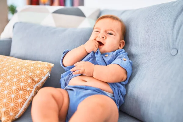 Entzückendes Baby Das Hause Auf Dem Sofa Liegt Neugeborenes Weint — Stockfoto