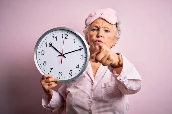 Senior Schöne Frau Mit Schlafmaske Hält Große Uhr Über Isoliertem — Stockfoto