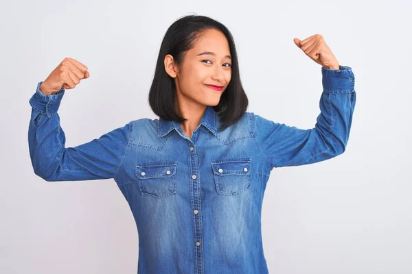 Jonge Mooie Chinese Vrouw Draagt Denim Shirt Staan Geïsoleerde Witte — Stockfoto