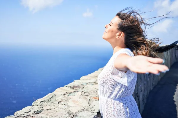 Giovane Bella Donna Godendo Libertà Braccia Aperte Prendere Sole Una — Foto Stock