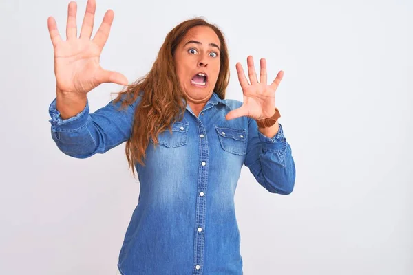 Donna Matura Mezza Età Che Indossa Giacca Jeans Piedi Sfondo — Foto Stock