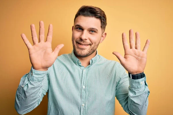 Joven Hombre Negocios Con Ojos Azules Con Elegante Camisa Verde —  Fotos de Stock