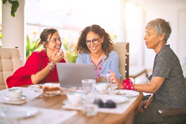 Reunión Mujeres Mediana Edad Almorzando Tomando Café Amigos Maduros Sonriendo — Foto de Stock