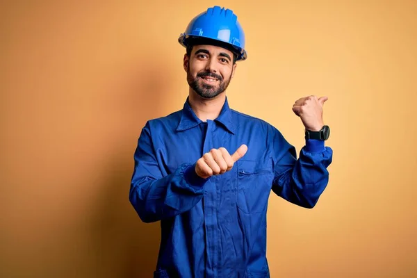 Mechanische Man Met Baard Blauw Uniform Veiligheidshelm Gele Achtergrond Wijzend — Stockfoto