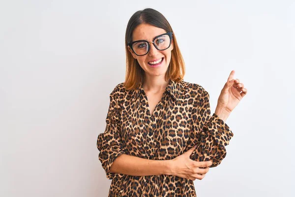 Mooie Roodharige Vrouw Met Bril Elegant Dierenprint Shirt Geïsoleerde Achtergrond — Stockfoto