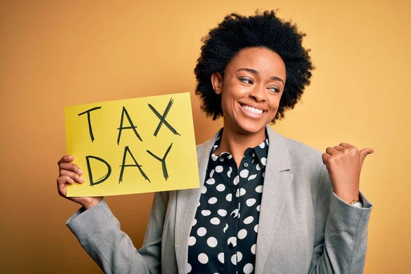 Mladý Afroameričanka Kudrnaté Vlasy Drží Papír Daňový Den Zpráva Ukazuje — Stock fotografie