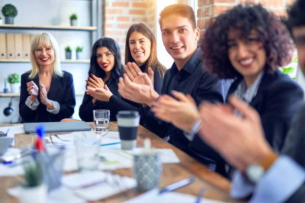 Gruppo Imprenditori Sorridenti Felici Fiduciosi Lavorare Insieme Con Sorriso Sul — Foto Stock