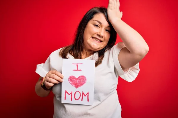 Beautiful Brunette Size Woman Holding Love Mom Message Celebrating Mothers — Stock Photo, Image