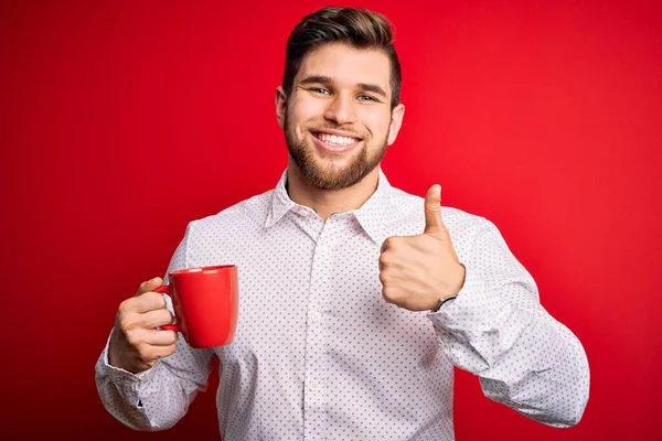 Joven Hombre Negocios Rubio Con Barba Ojos Azules Bebiendo Taza —  Fotos de Stock