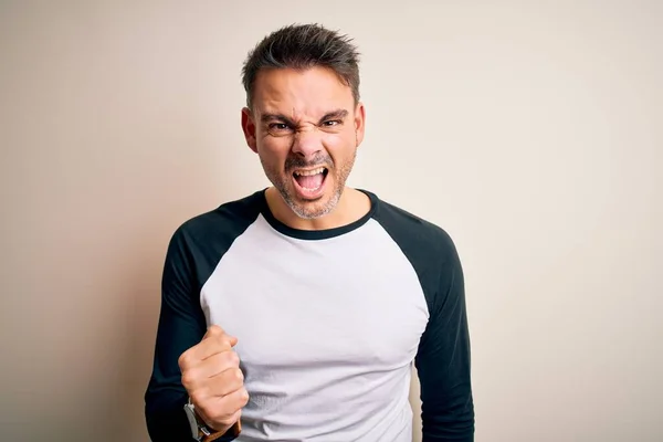 Homem Bonito Jovem Vestindo Shirt Casual Sobre Fundo Branco Isolado — Fotografia de Stock