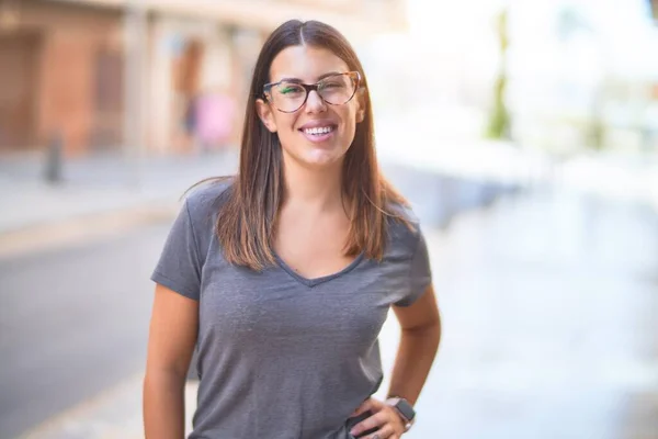 Giovane Bella Donna Sorridente Felice Fiducioso Piedi Con Sorriso Sulla — Foto Stock