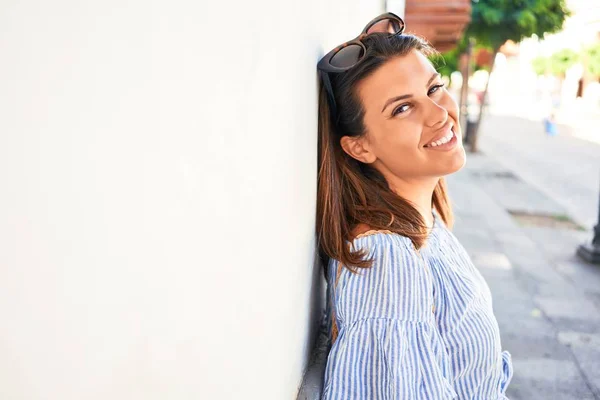 Hermosa Chica Apoyada Pared Blanca Joven Mujer Amigable Sonriendo Feliz —  Fotos de Stock