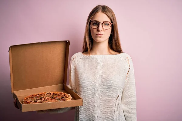 Beautiful Redhead Woman Holding Delivery Box Italian Fresh Pizza Pink — Stock Photo, Image