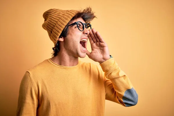 Joven Hombre Guapo Con Camiseta Casual Gafas Sobre Fondo Amarillo — Foto de Stock