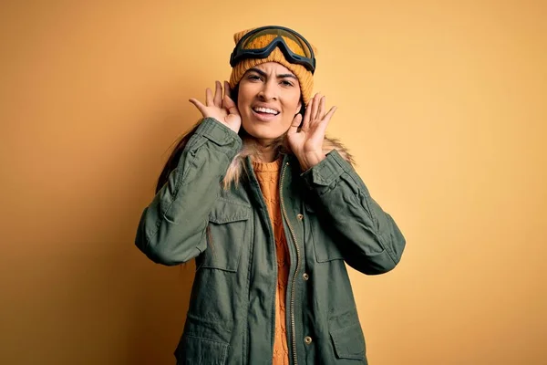 Joven Mujer Hispana Hermosa Con Gafas Esquí Abrigo Para Clima — Foto de Stock