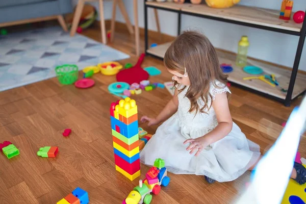 Entzückendes Blondes Kleinkind Spielt Kindergarten Mit Bauklötzen Jede Menge Spielzeug — Stockfoto