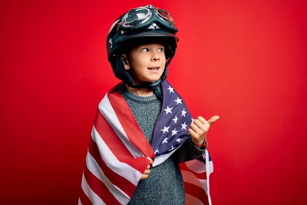 Fiatal Hazafias Kölyök Amerikai Zászlót Bukósisakot Visel Július Mutatva Mutatva — Stock Fotó