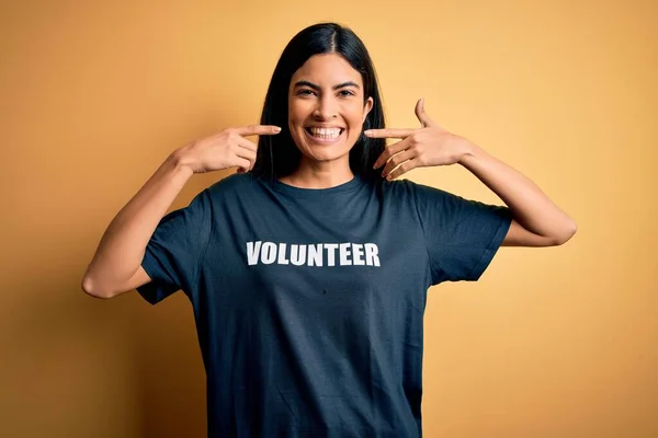 Νεαρή Όμορφη Ισπανίδα Γυναίκα Που Φοράει Εθελοντικό Μπλουζάκι Κοινωνική Φιλανθρωπία — Φωτογραφία Αρχείου