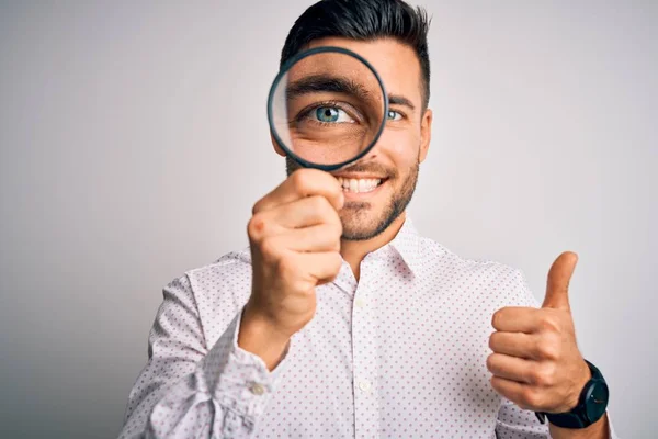 Joven Detective Mirando Través Lupa Sobre Fondo Aislado Feliz Con — Foto de Stock