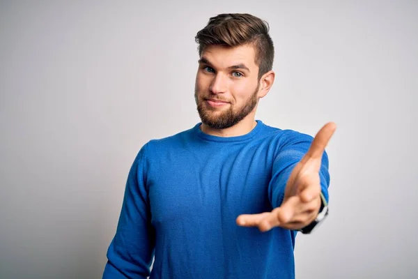 Ung Snygg Blond Man Med Skägg Och Blå Ögon Bär — Stockfoto