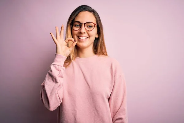 Mooie Blonde Vrouw Met Blauwe Ogen Dragen Trui Bril Roze — Stockfoto