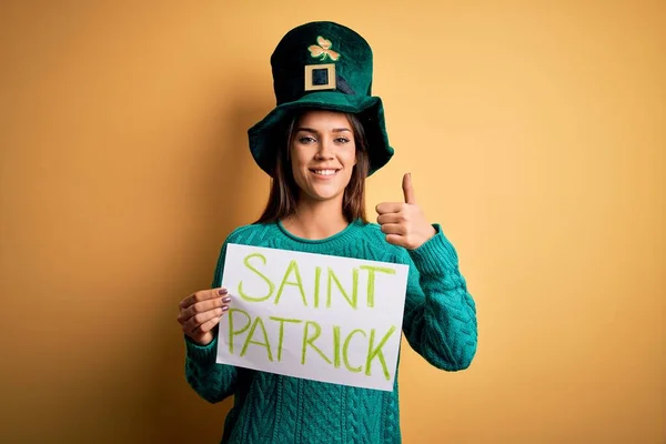 Mujer Vistiendo Sombrero Verde Celebrando Día San Patricio Sosteniendo Pancarta — Foto de Stock