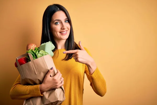 Jonge Brunette Vrouw Met Blauwe Ogen Houden Gezonde Boodschappen Papieren — Stockfoto