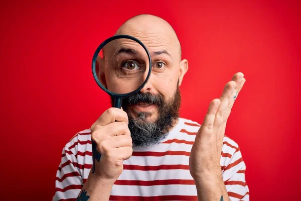 Bello Detective Calvo Uomo Con Barba Utilizzando Lente Ingrandimento Sfondo — Foto Stock