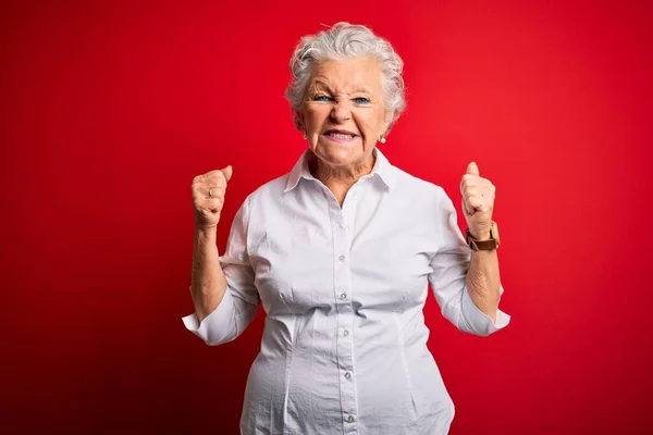 Senior Hermosa Mujer Con Camisa Elegante Pie Sobre Fondo Rojo — Foto de Stock