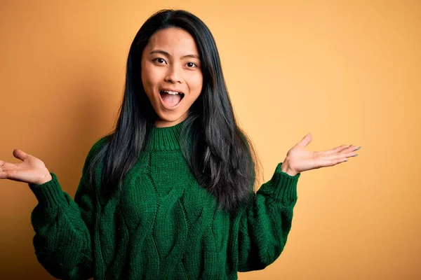 Jovem Mulher Chinesa Bonita Vestindo Camisola Verde Sobre Fundo Amarelo — Fotografia de Stock