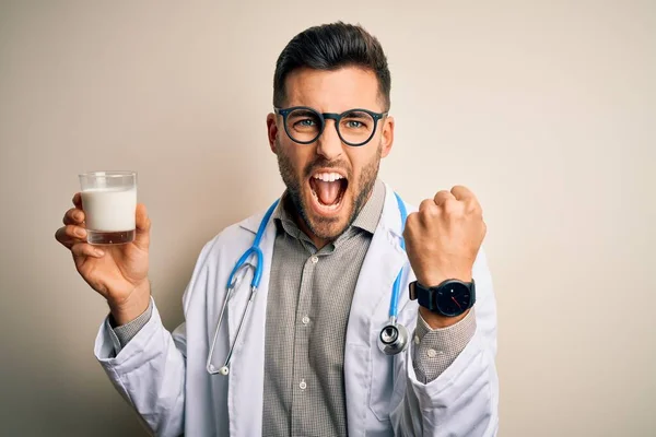 Giovane Medico Che Indossa Stetoscopio Tenendo Bicchiere Latte Sfondo Isolato — Foto Stock