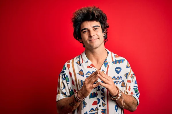 Jovem Bonito Homem Férias Vestindo Camisa Verão Sobre Fundo Vermelho — Fotografia de Stock