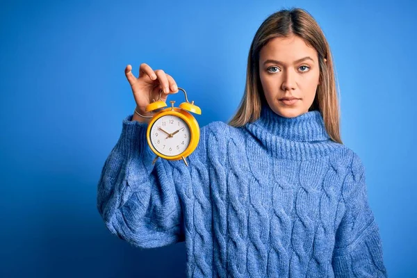 Jovem Bela Mulher Segurando Despertador Sobre Fundo Azul Isolado Com — Fotografia de Stock