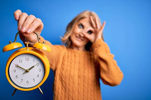 Middelbare Leeftijd Mooie Blonde Vrouw Met Vintage Wekker Blauwe Achtergrond — Stockfoto