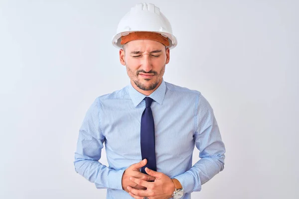 Młody Biznesmen Noszący Kask Ochronny Odosobnionym Tle Ręką Brzuchu Niestrawność — Zdjęcie stockowe