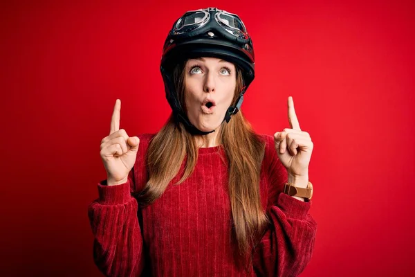 Jovem Mulher Motociclista Ruiva Bonita Usando Capacete Moto Sobre Fundo — Fotografia de Stock