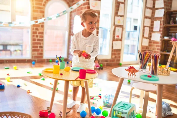 Hermosa Rubia Niño Jugando Con Comida Platos Plástico Pie Alrededor — Foto de Stock