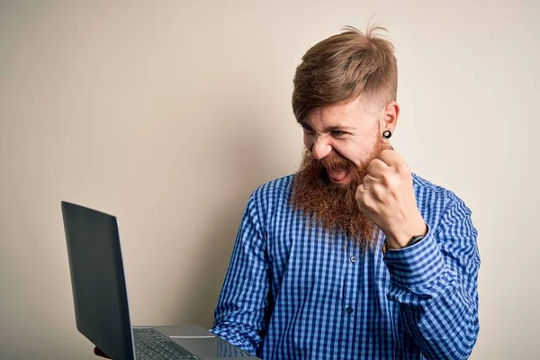 Kızıl Saçlı Sakallı Rlandalı Adamı Bilgisayarlı Dizüstü Bilgisayarını Izole Edilmiş — Stok fotoğraf