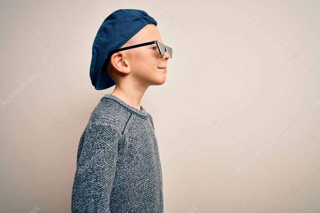Niño caucásico pequeño con sombrero explorador Foto de stock