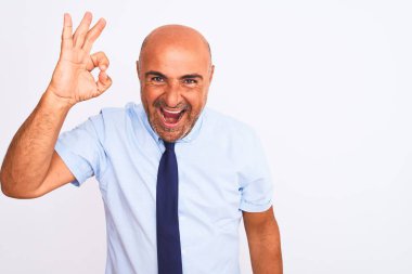 Orta yaşlı iş adamı, izole edilmiş beyaz arka planda duran kravat takıyor, gülümsüyor ve el ve parmaklarıyla 