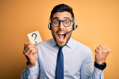 Çağrı merkezinden gelen müşteri hizmetleri kulaklığı olan bir işletmeci gururla bağıran ve zaferi ve başarıyı kutlayan bir soru işareti gösteriyor.