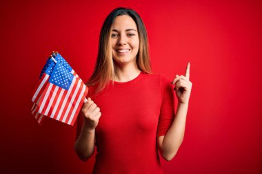 Amerika Birleşik Devletleri bayrakları taşıyan mavi gözlü, güzel, sarışın, vatansever bir kadın bir fikir ya da soru işareti ile şaşırdı.