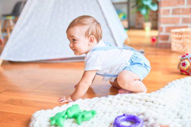 Anaokulunda emekleyen güzel bir çocuk.