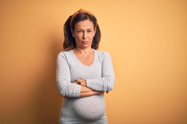 Orta yaşlı hamile bir kadın hamile, bebek bekliyor. Kuşkucu ve gergin. Yüzünde çapraz kollu tasvip etmeyen bir ifade. Negatif kişi.